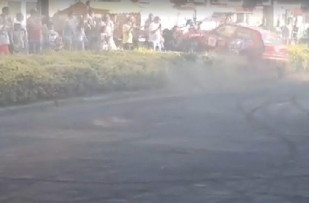 Felvették, ahogy a nézők közé hajt egy versenyző a Tótkomlós rallyn