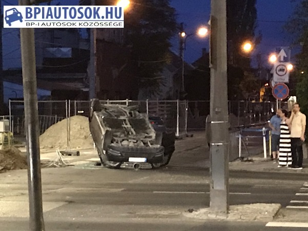 Fotó – Felborult egy autó a 3. kerületben