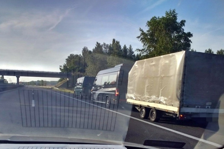 Egy kisbuszt és egy utánfutót is vontatott a felelőtlen sofőr Győr közelében.