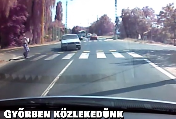 Videó – Kemény manőverrel kerülte el a gázolást az autós