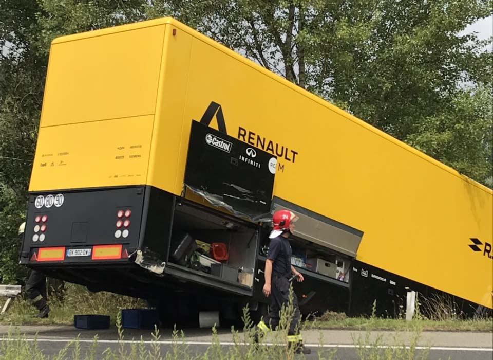Fotók: Forma 1 – A Renault kamionja csúszott az M1-esen az árokba