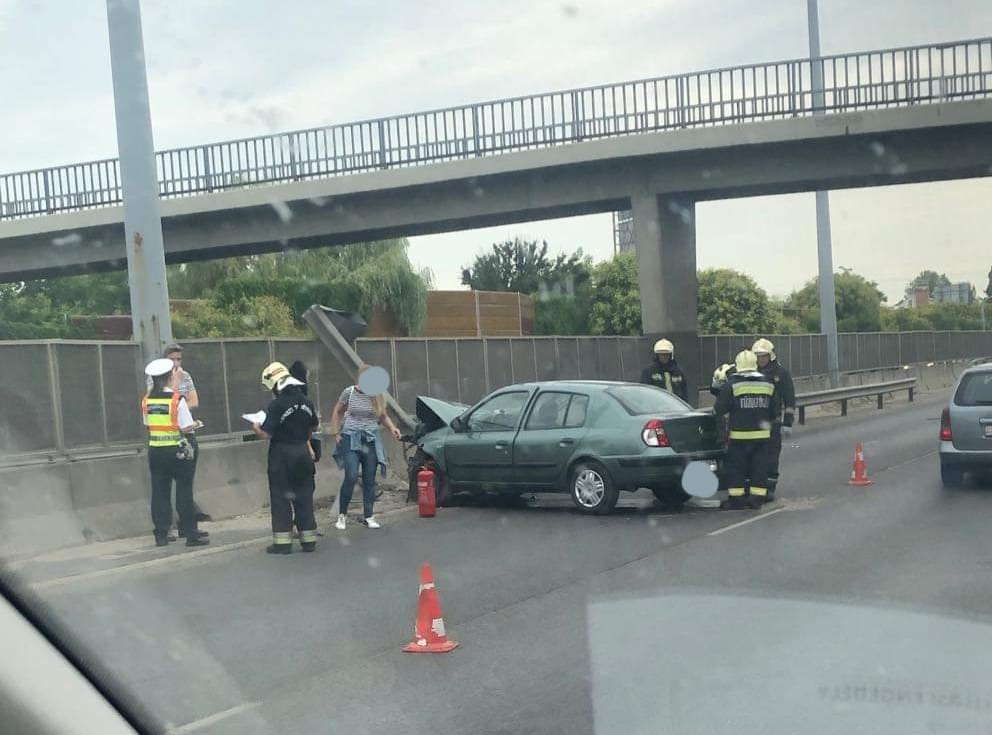 Fotó – Két autó ütközött az M3-as autópálya fővárosból kivezető oldalán