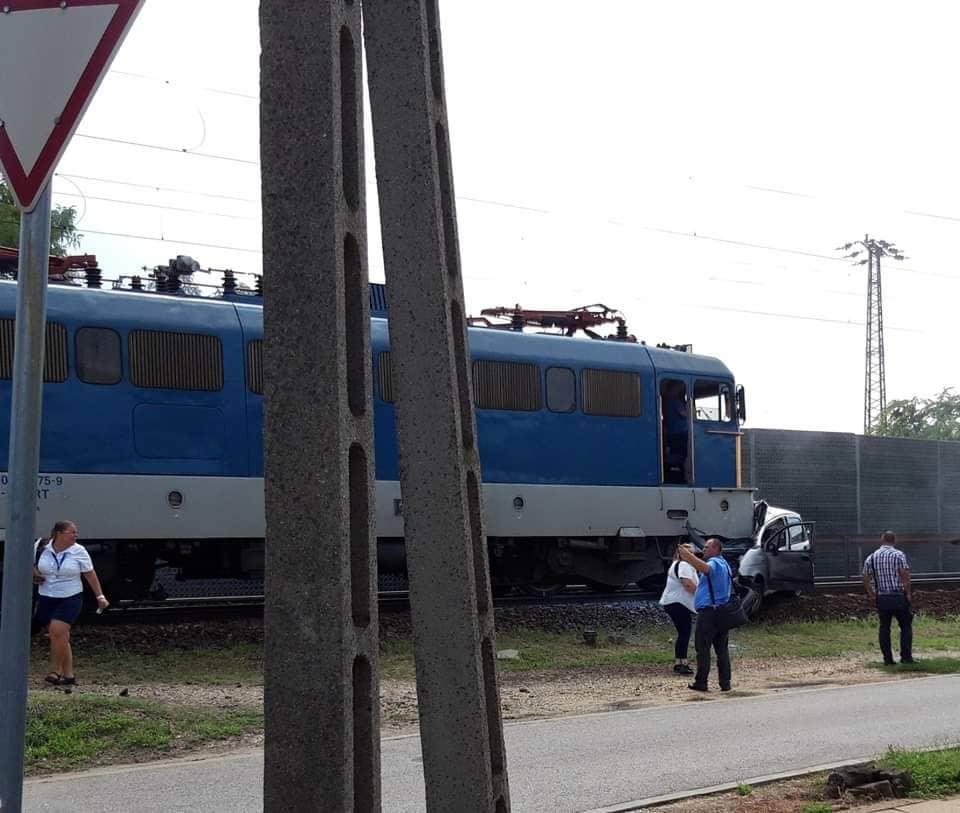 Vecsés: Vasúti átjáróban toltak át egy autót, aminek nekihajtott a vonat