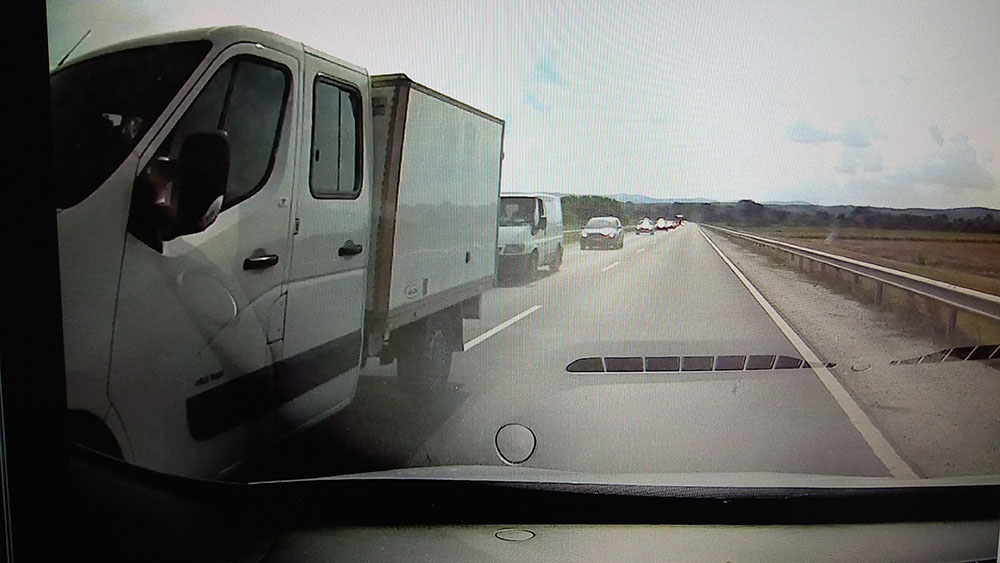 VIDEÓ: Micsoda irónia… Akit még próbált megelőzni, pont egy mentő volt