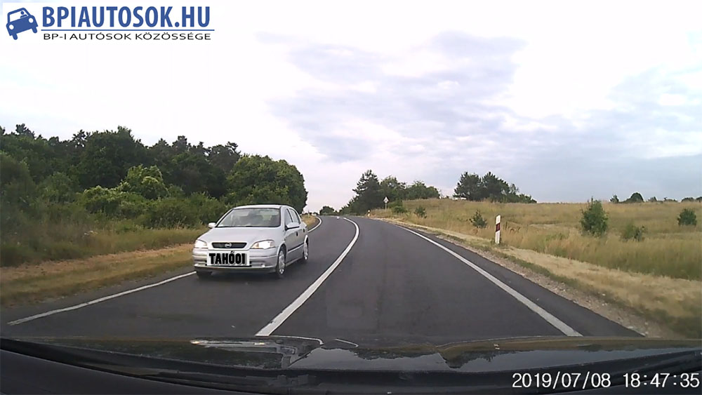 VIDEÓ: Így szórja szét a szemetét egy igazi tahó az országúton
