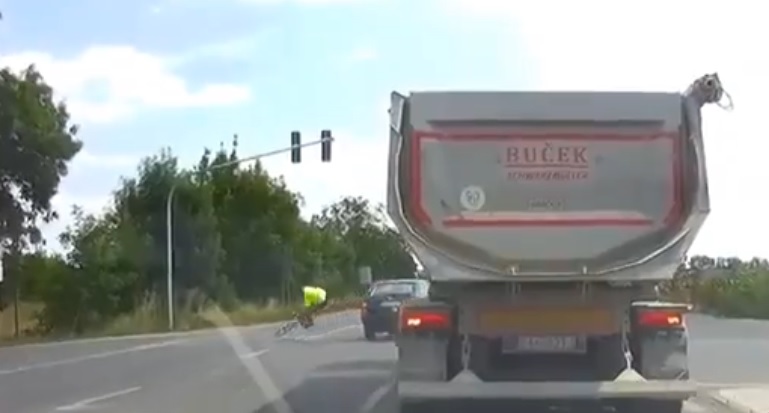 VIDEÓ: Kanyarodósávban előzve csapták el a szabálytalan biciklist