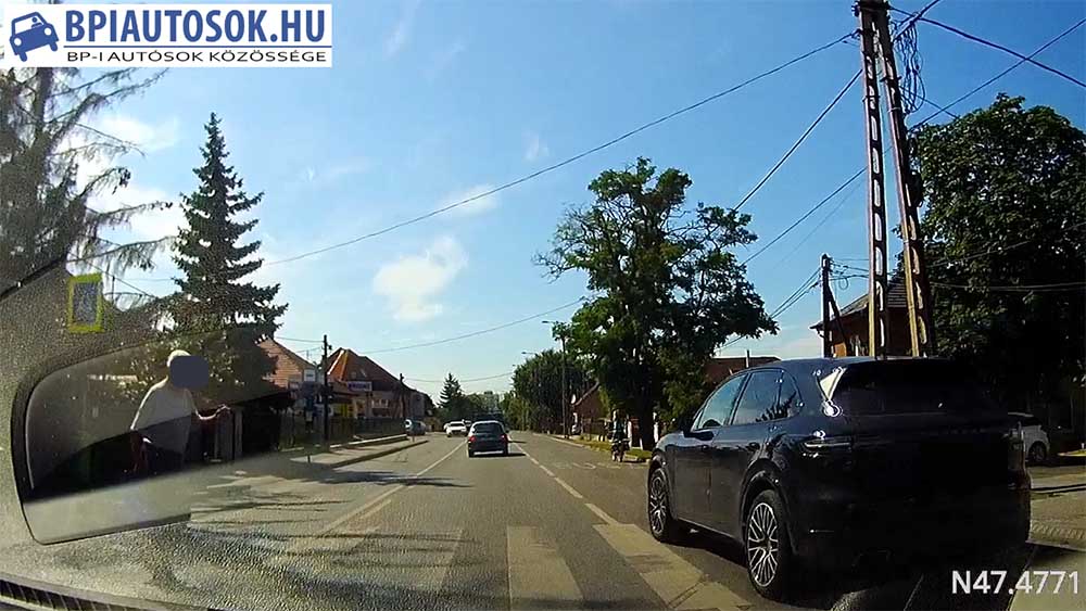 VIDEÓ: Így próbálta tartani  a tempót a Pesti úton a Porsche