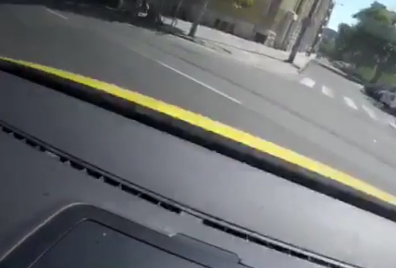 VIDEÓ: Ezért posztoljuk a sok piroson átmenő idiótát! Itt most csatt lett