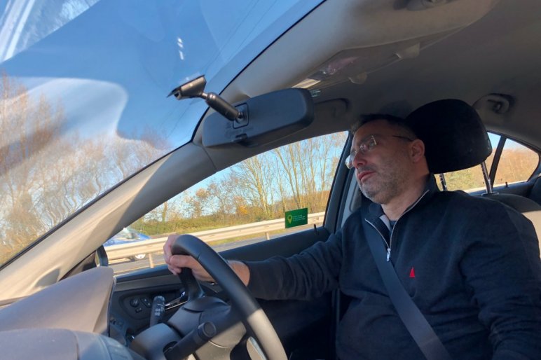 Kisfiát vette ki az autóból Sváby, mikor egy őrült autós beléjük hajtott
