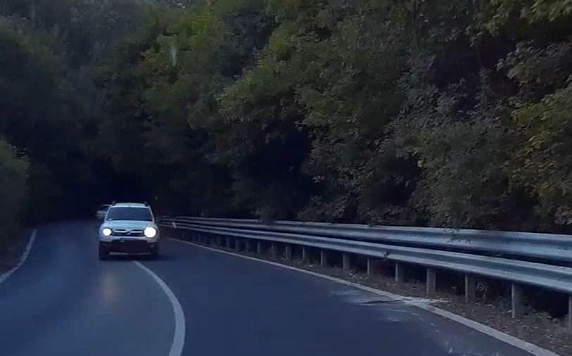 VIDEÓ: Ember! Szerpentinen a záróvonal és az előzni tilos nem viccből van ám…