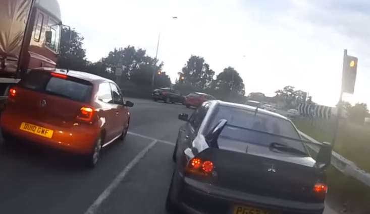 Videó – Az Evo-s agresszív volt, a karma meg gyors