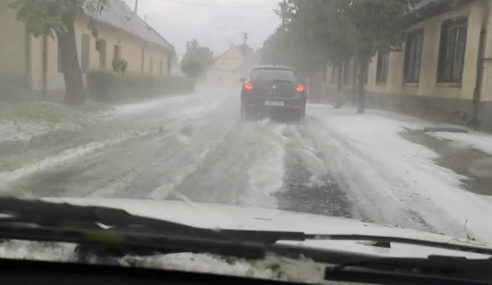 VIDEÓ: Ez így júliusban elég szürreális volt