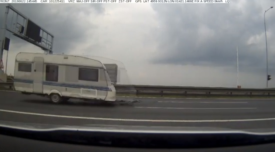 Videó – Ettől tuti leesik az állad, hihetetlen dolog történt a sztrádán