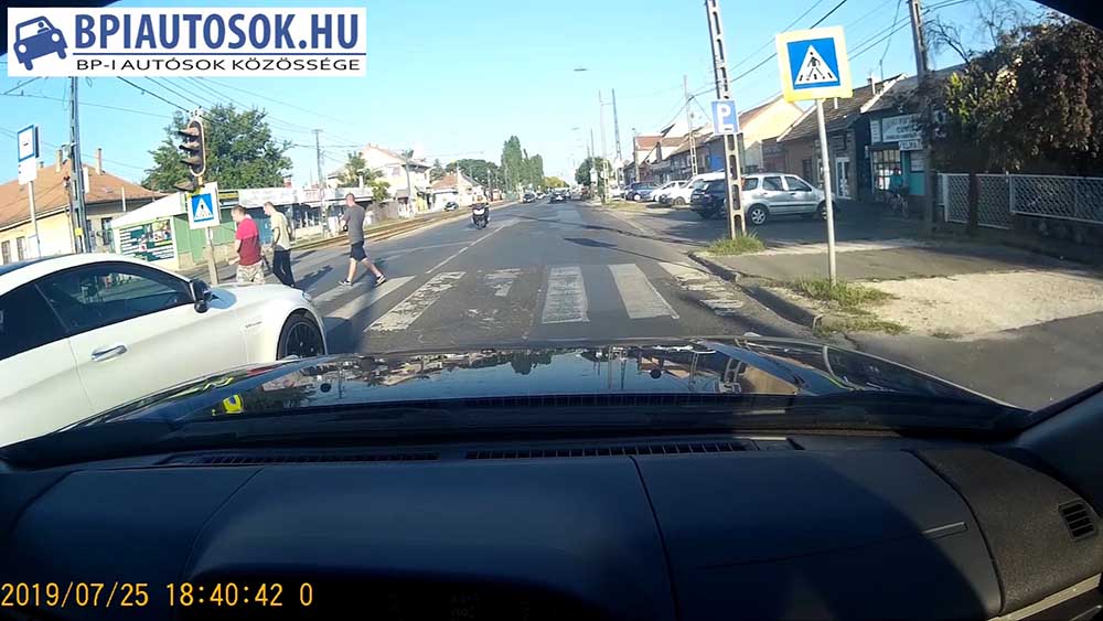 VIDEÓ: Mercedesek versenyét zavarták meg a gyalogosok