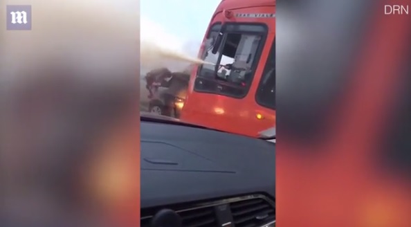 Videó – Az egyik gyereküléssel ütött, a másik poroltóval fújt!