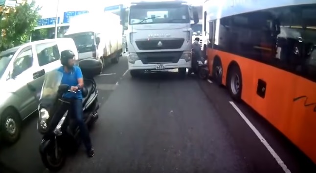 Videó – Nagy jármű, nagy holttér – ezért ne centizz motorral nagytestű járművek között