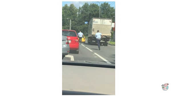 Videó – Akár egy gyengébb vígjáték előzetese is lehetne, ahogy az orosz rendőrök próbálják elfogni az autóst