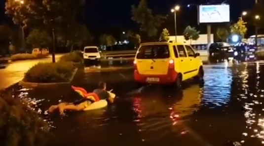 Videó – Felfújható unikornissal vízisíztek a parkolóban