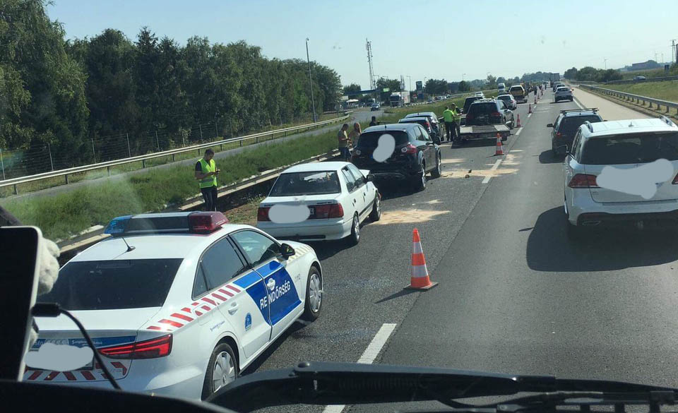 Fotók: Nyolc autó rohant egymásba az M1-esen