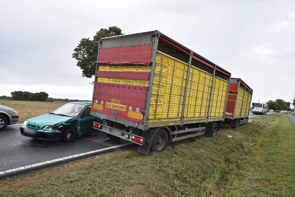 Fotók – Kamionos mentette meg a figyelmetlenül előző Suzukis életét