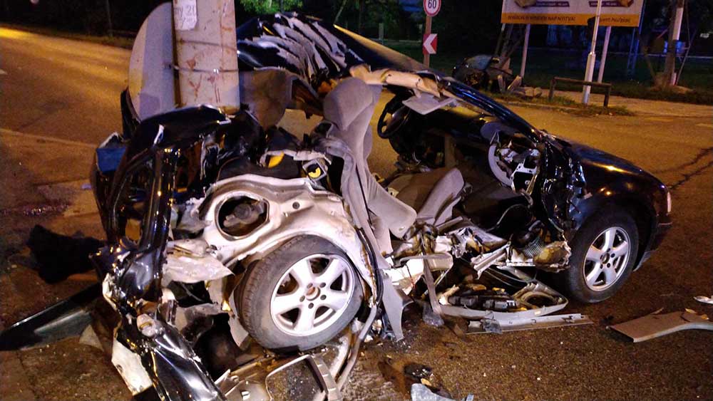 Oszlopra csavarodott egy autó a Váci úton. Ketten meghaltak
