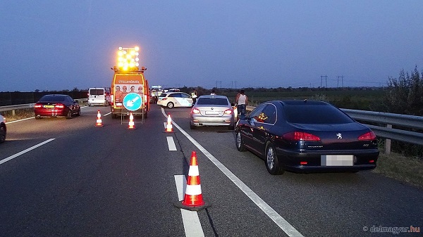 Megrázó fotók – 14 éves fiút gázoltak halálra az M43-as autópályán hajnalban