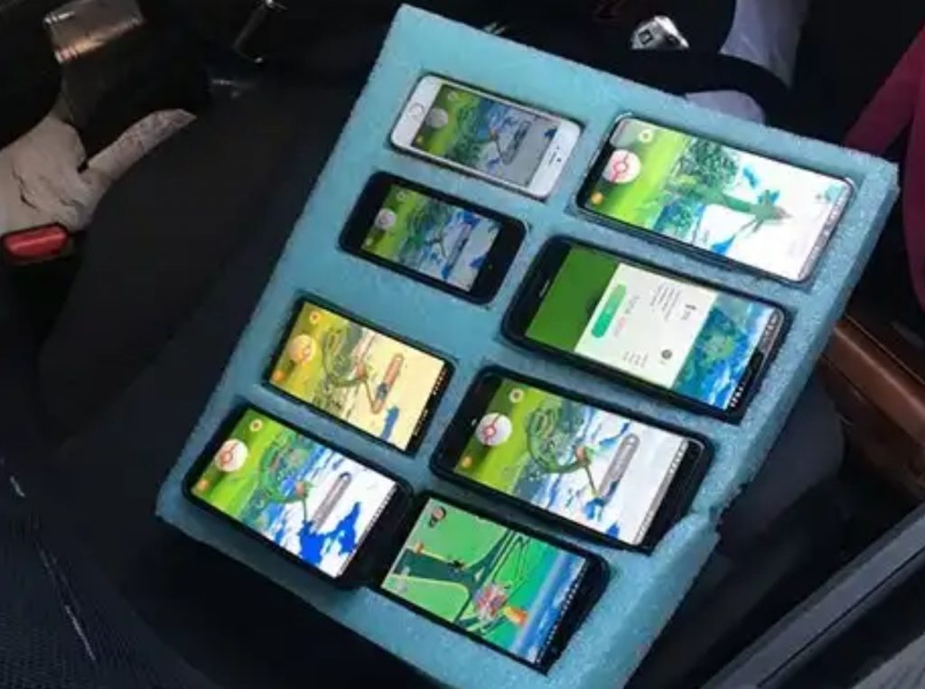 Megállította a rendőr, mert furcsán vezetett, kiderült, egyszerre 8 telefonnal Pokémon GO-zott!