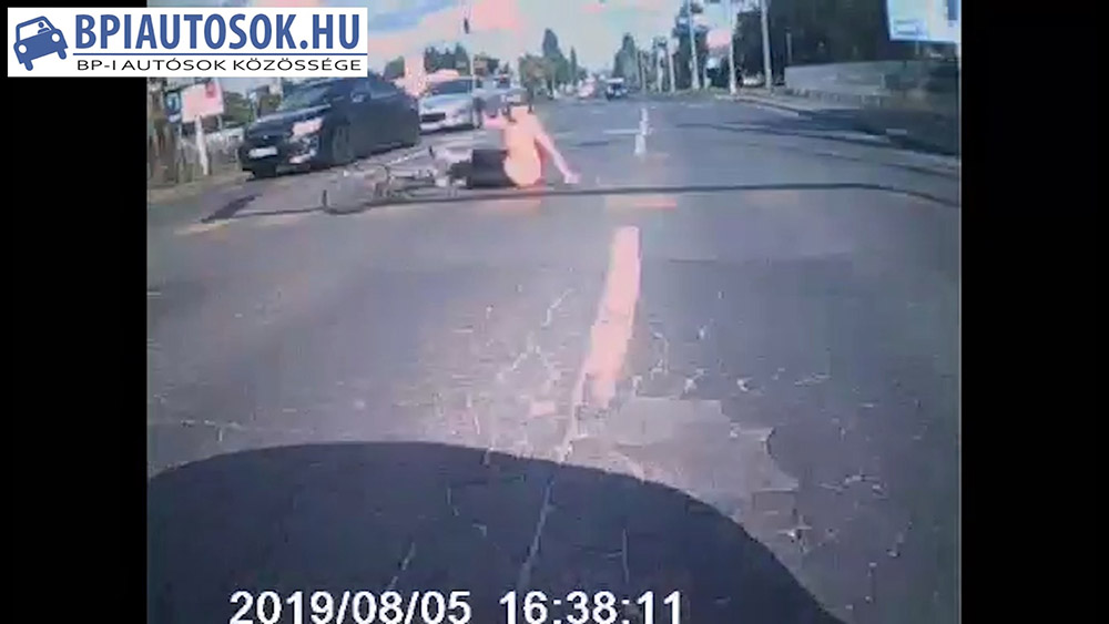VIDEÓ: Szabálytalanul átkelő biciklist sodort el az autós