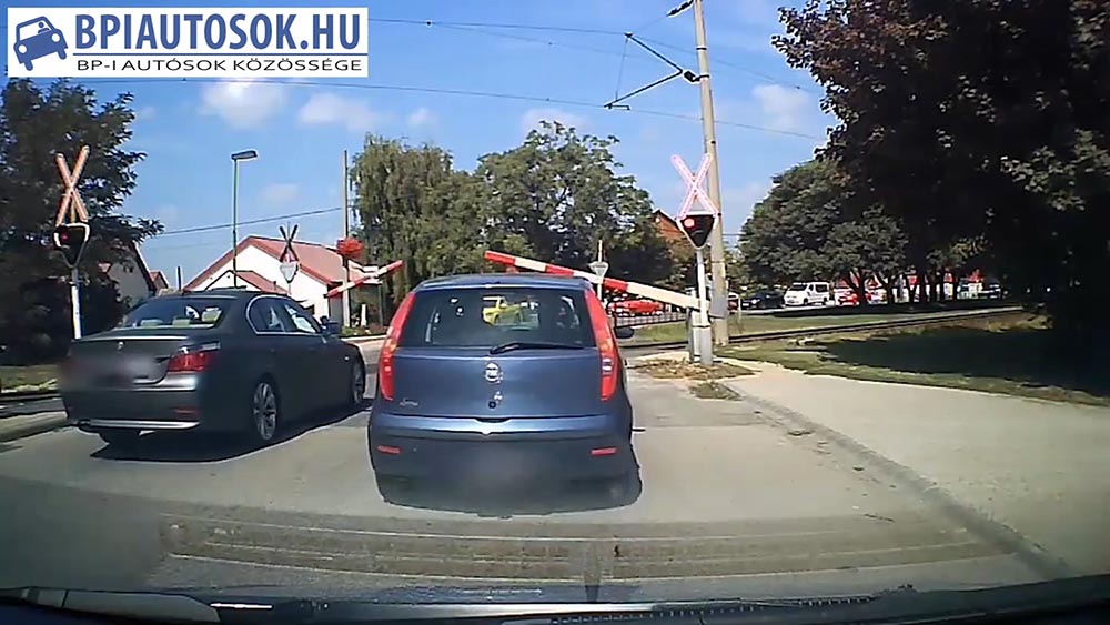 VIDEÓ: Tolakodó, bunkó autóst büntetett a Fiatos, a vasúti átjáróban