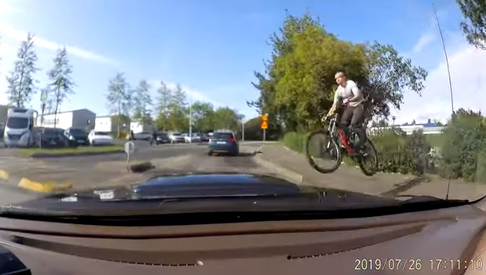 Videó – Mintha időkapun keresztül érkezett volna, úgy termett a semmiből a bringás az autós előtt