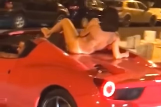 Ferrari tetején vonagló pucér nőt vettek videóra Ibizán – keresik a rendőrök