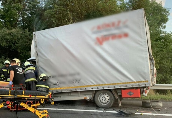 Fotók – Két teherautó összeütközött reggel az M7-es autópálya Balaton felé vezető oldalán
