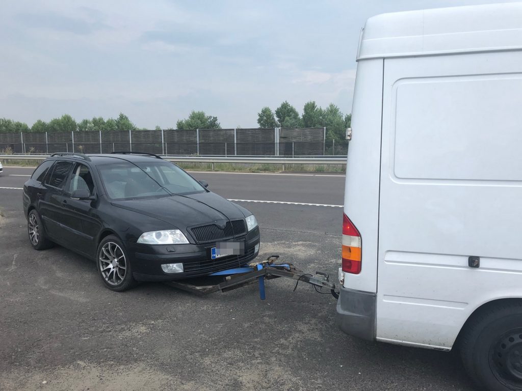 Fotók – Házilag barkácsolt szerkezettel vontatott egy sofőr nélküli autót