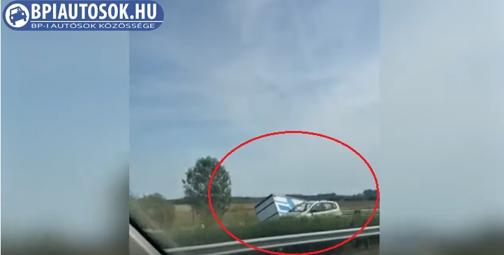 Videó – Átszakította a szalagkorlátot az M5-ös autópályán, majd a túloldali árokban állt meg egy kamion