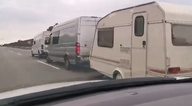 Előzgető román horrorkaravánt videóztak az M5-ösön