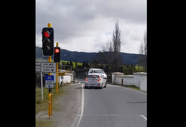 Videó – A nők, a karma, meg a férfi, aki majdnem megfulladt a röhögéstől