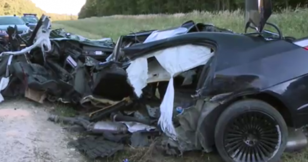 Videó – 180-nal csapódott oszlopnak a 20 éves sofőr Eplénynél, kettészakadt az autó