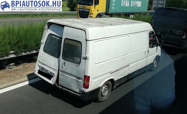 Fotó – Lógó hátsó ajtóval közlekedett az M3-ason egy kisteherautó