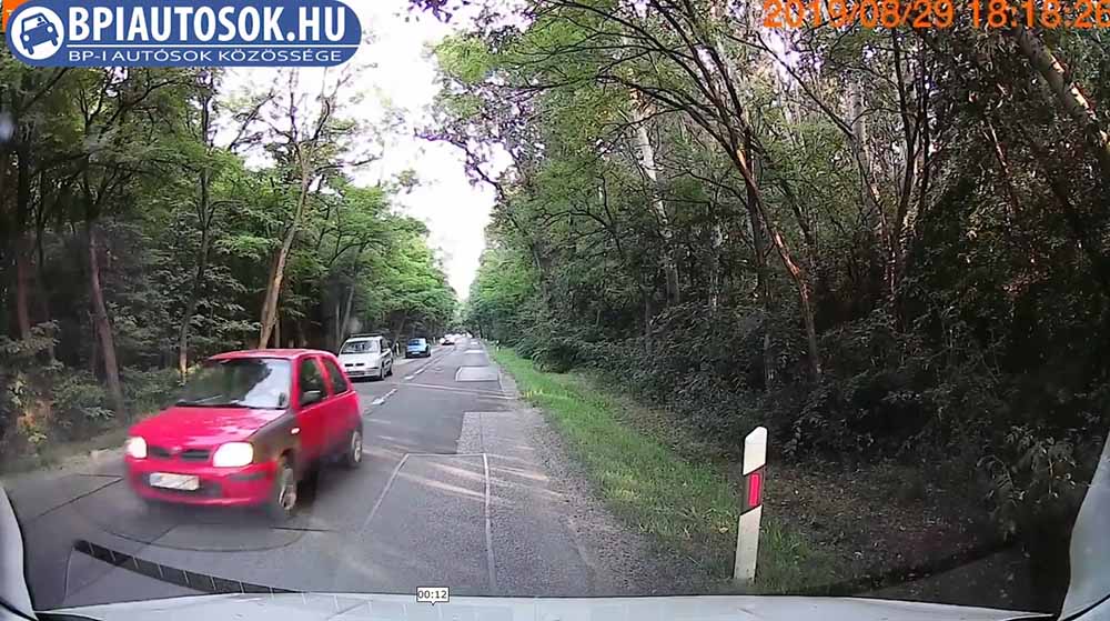 VIDEÓ: Ő előzi a sort, a szembejövő pedig megáll. Mi sem természetesebb…