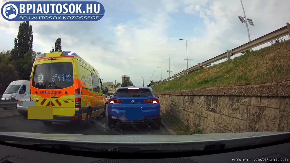 VIDEÓ: Mentő jön, nyílik a sor ahogy kell, aztán…