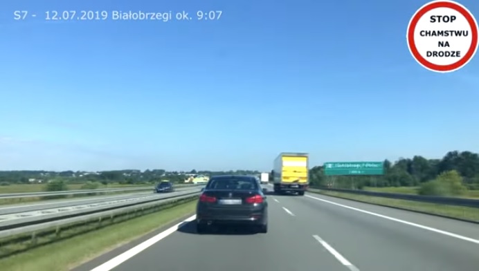 Videó – Felfoghatatlan, hogy ezek az autósok miért nem engedik el a szirénázó mentőt