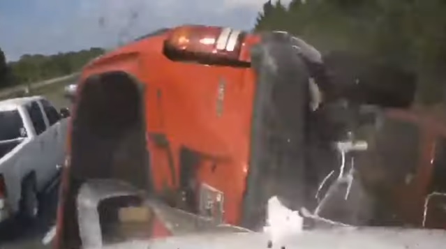 Videó – A lélekjelenléte mentette meg attól, hogy felöklelje egy kamion