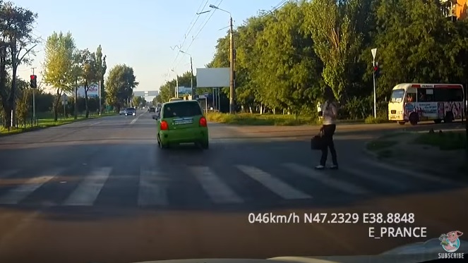 Videó – Átment a piroson, de még ügyetlen is volt