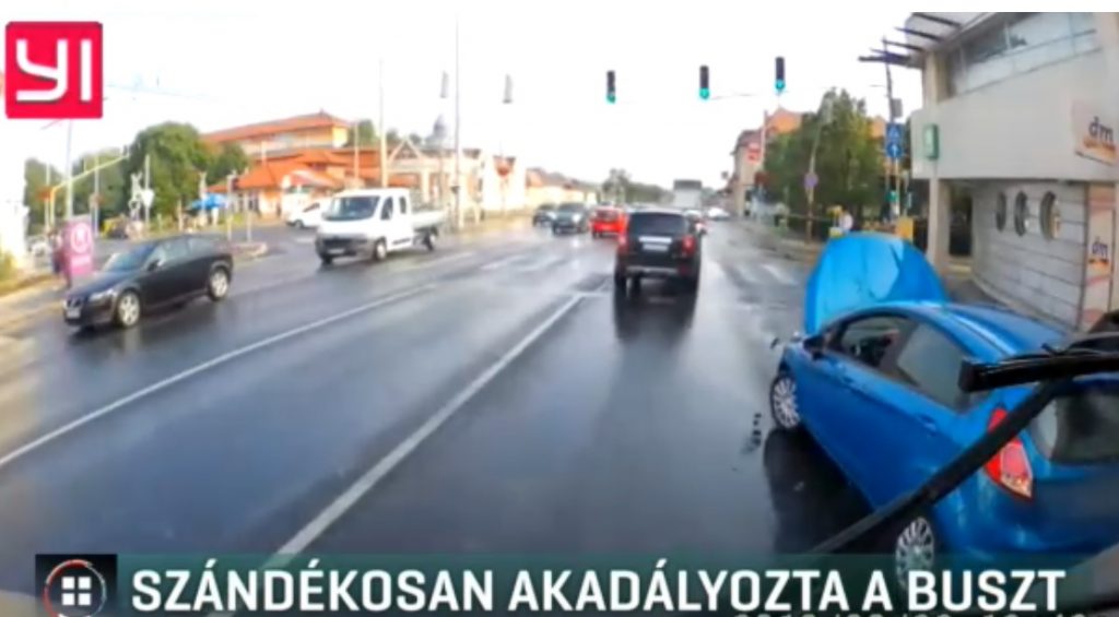 Megszólalt a busz elé direkt bevágó autós