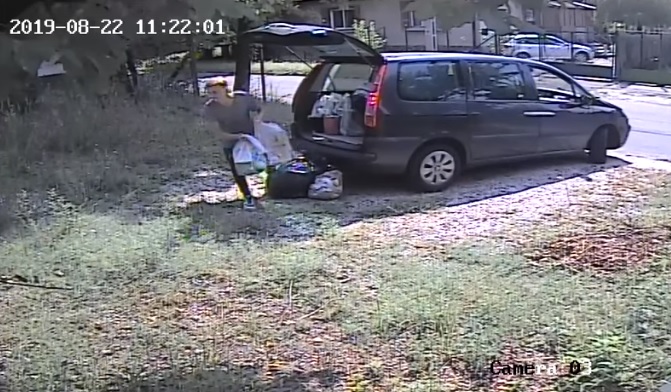 Videó – Vadkamera buktatta le a férfit, aki autójából pakolta ki zsákokban a szemetet
