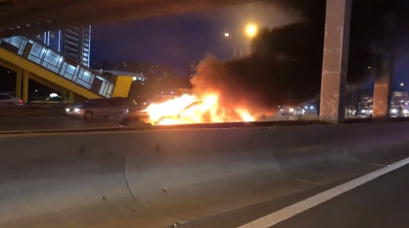 Videó -Önvezető módban karambolozott, majd felrobbant egy Tesla Moszkvában
