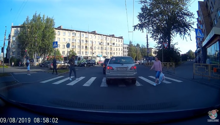 Videó – A zebra közepén állt meg az autós, kitalálod mit tett a gyalogos?