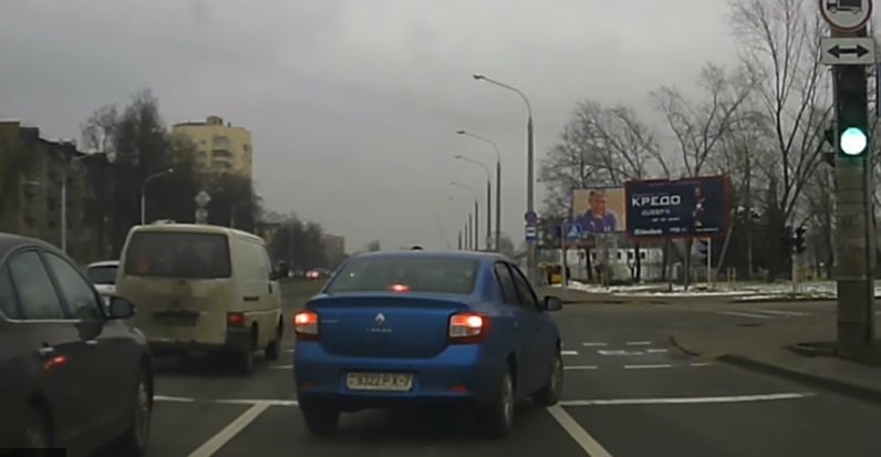 Videó – Életet mentett, hogy a tükörbe nézett az autós