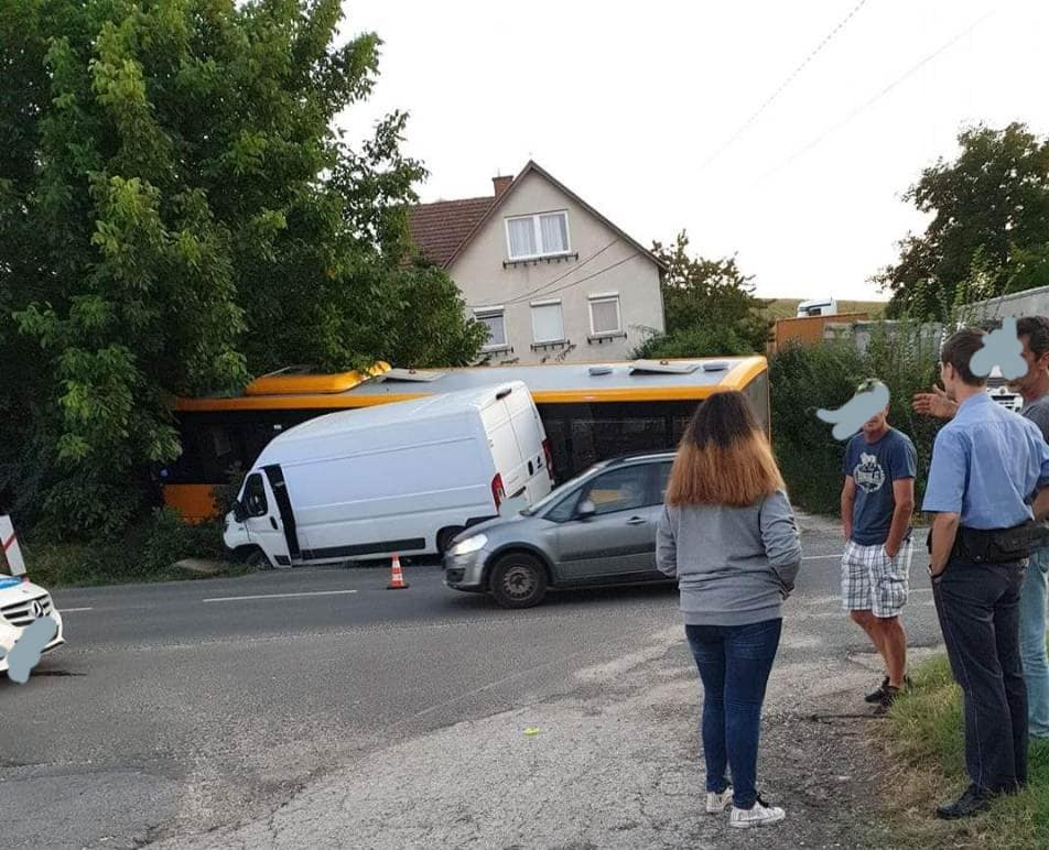 Mogyoródon távolsági busznak hibásodott meg a féke