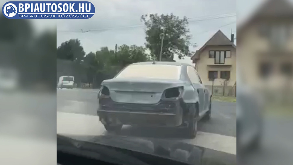 VIDEÓ: Itt nem kell rendszámot takarnunk… Csupasz BMW settenkedett közúton
